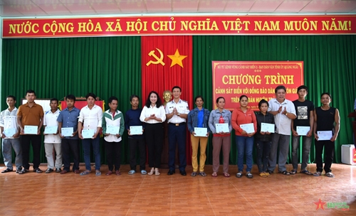 Vùng Cảnh sát biển 2 tặng quà đồng bào dân tộc thiểu số huyện Trà Bồng (tỉnh Quảng Ngãi)